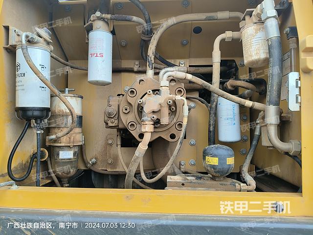 液压泵舱室正面整体（整机外观）