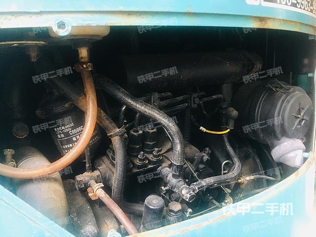 液压泵舱室正面整体（整机外观）