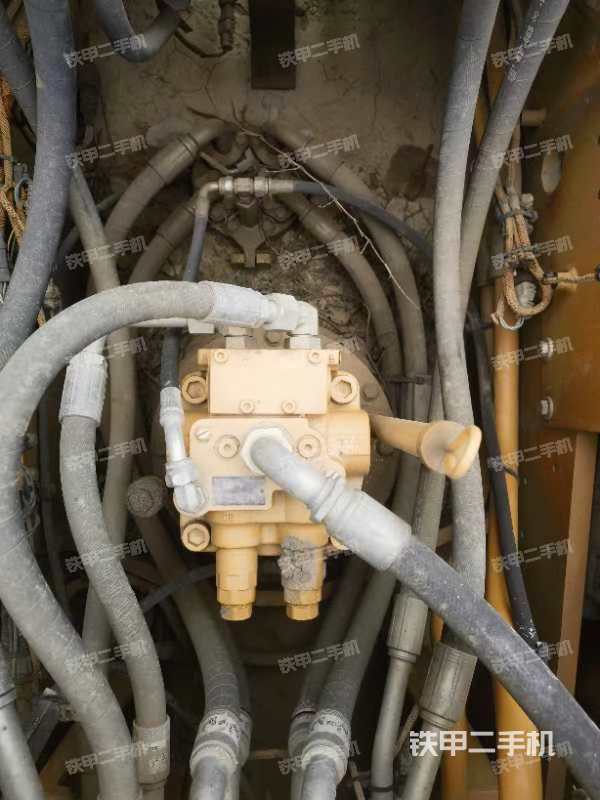 回转马达和主控阀（整机外观）