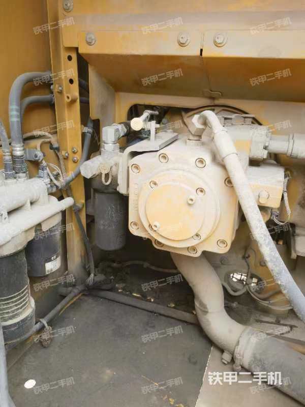 液压泵舱室正面整体（整机外观）