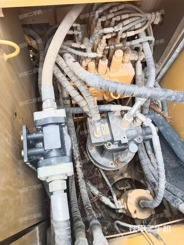 回转马达和主控阀（整机外观）