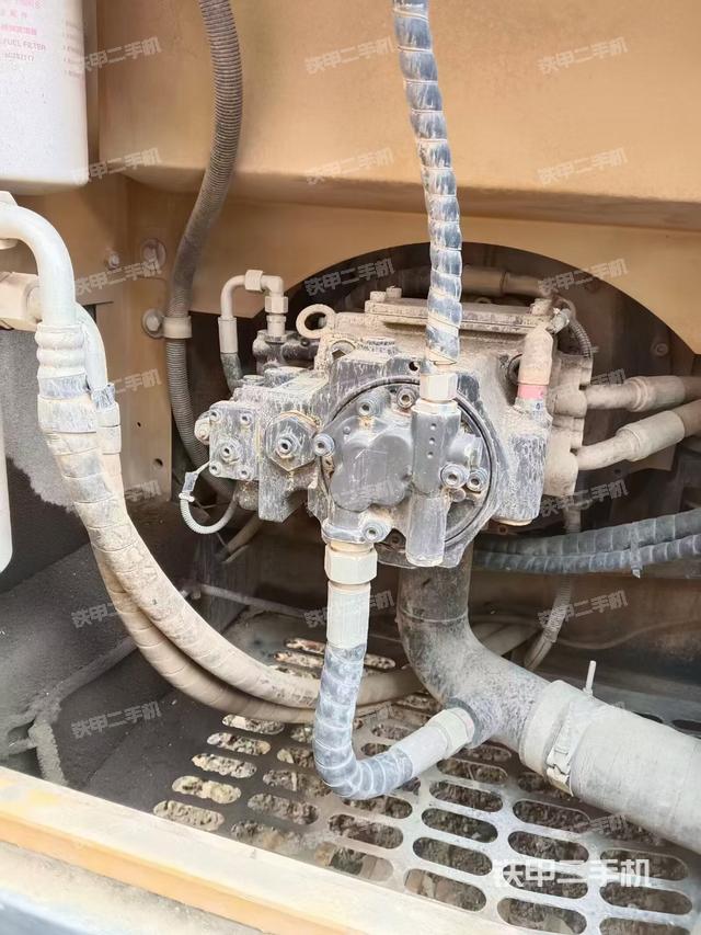 液压泵舱室正面整体（整机外观）