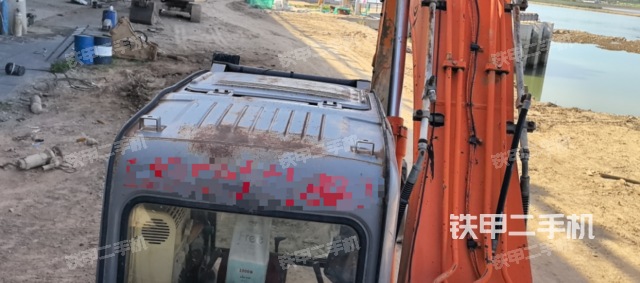 驾驶室顶部（整机外观）