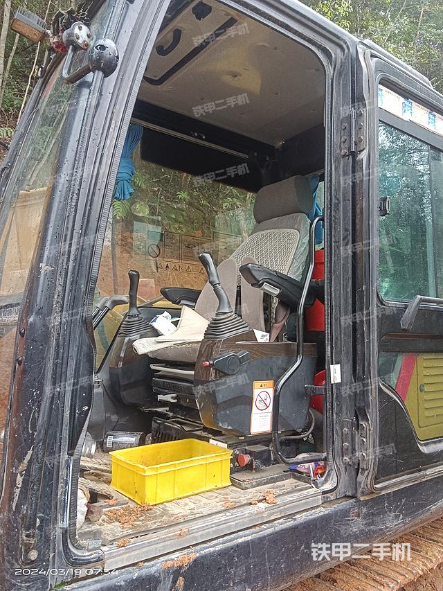 驾驶室顶部（整机外观）