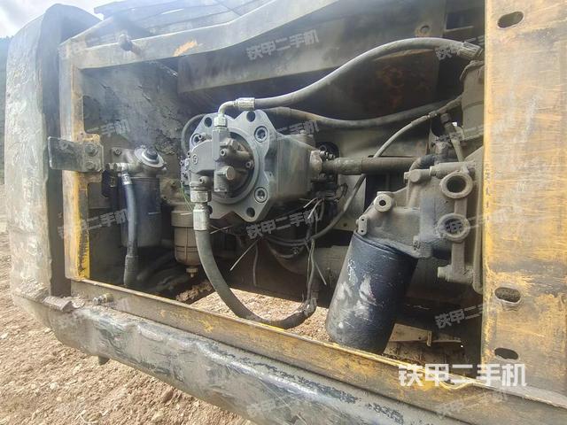 液压泵舱室正面整体（整机外观）