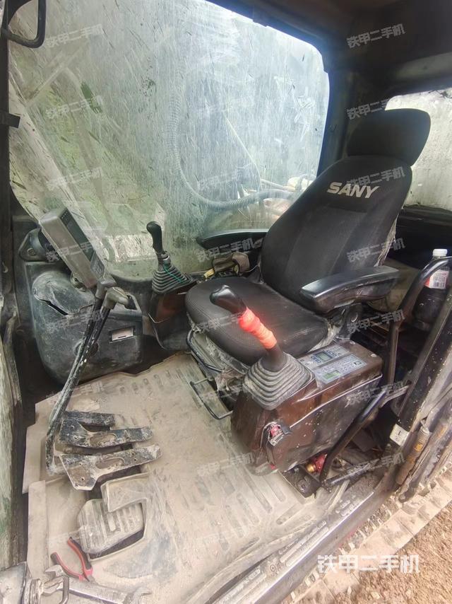 回转马达和主控阀（整机外观）