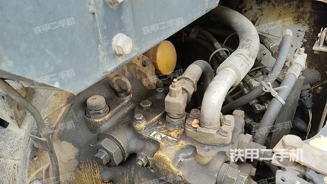 液压泵舱室正面整体（整机外观）