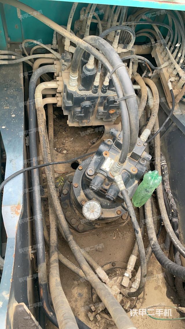 回转马达和主控阀（整机外观）