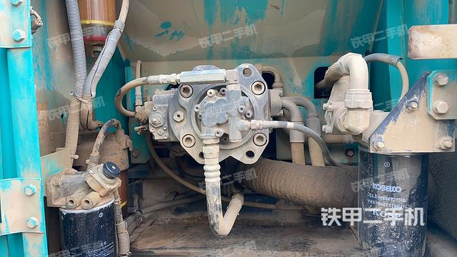 液压泵舱室正面整体（整机外观）