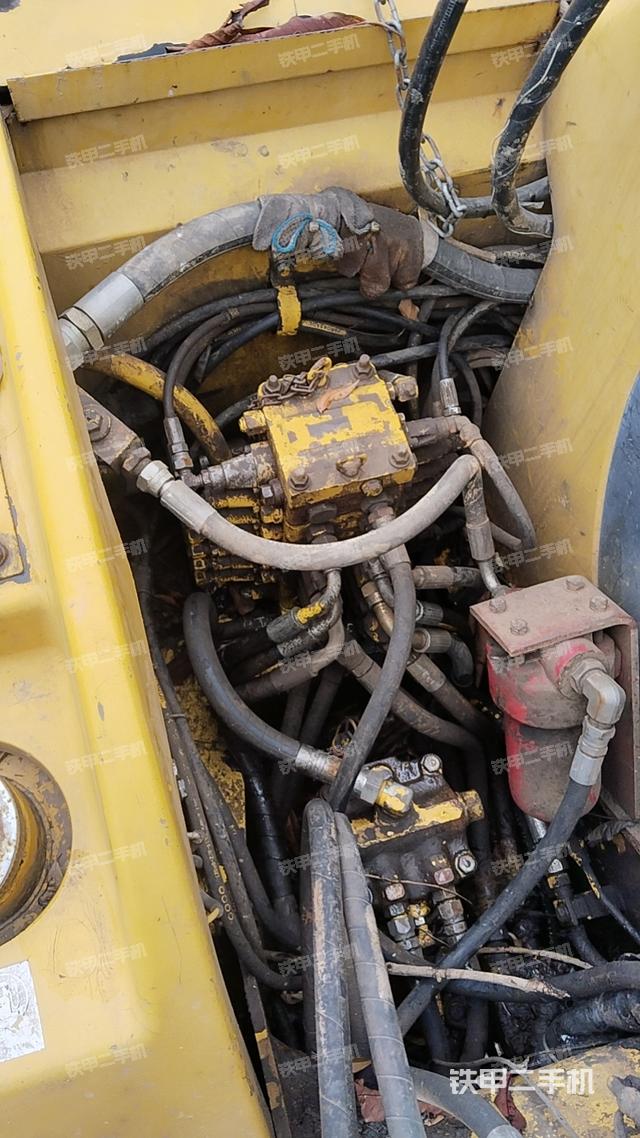 回转马达和主控阀（整机外观）