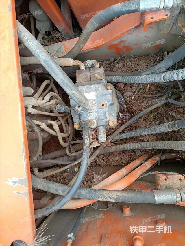 回转马达和主控阀（整机外观）