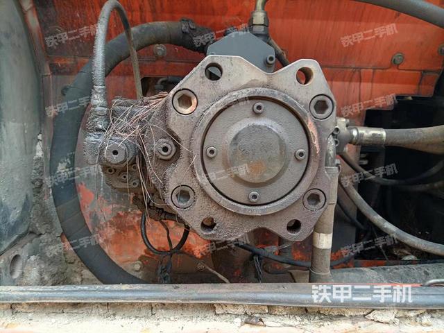 液压泵舱室正面整体（整机外观）