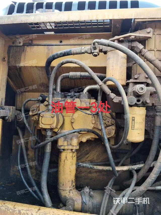 液压泵舱室正面整体（整机外观）