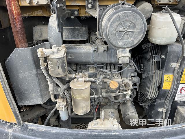 液压泵舱室正面整体（整机外观）