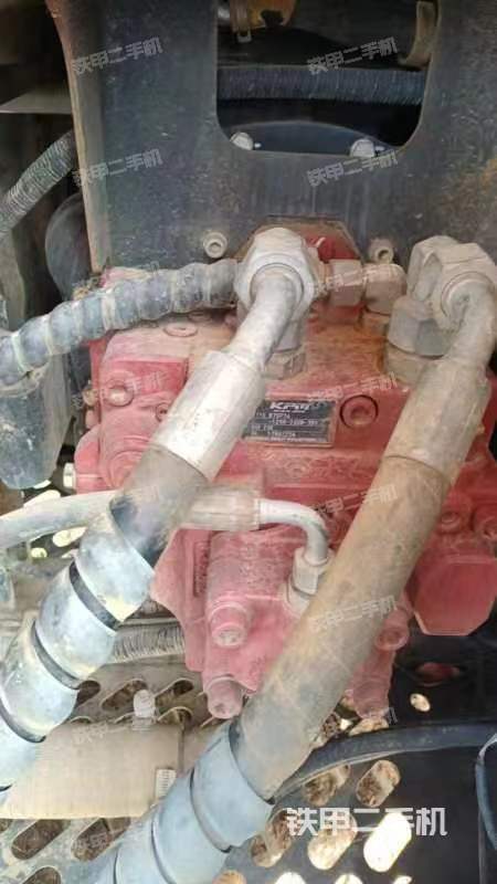 液压泵舱室正面整体（整机外观）