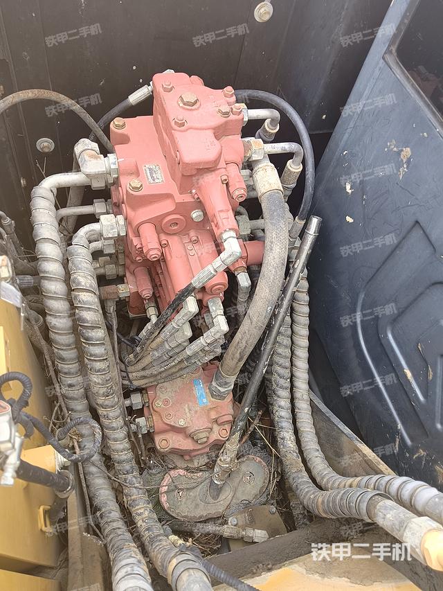 回转马达和主控阀（整机外观）