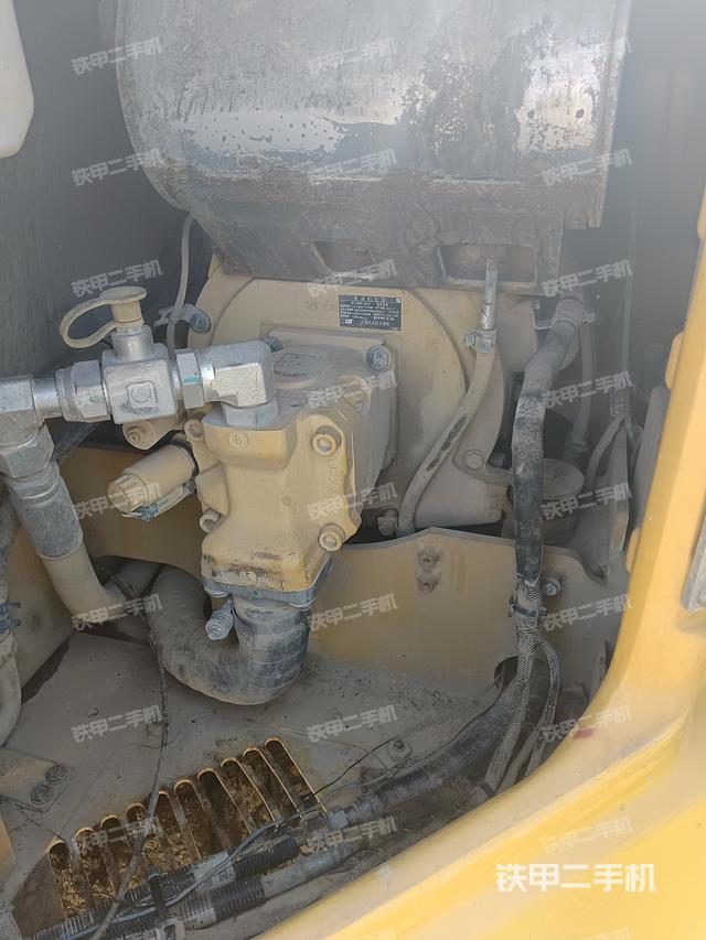 液压泵舱室正面整体（整机外观）