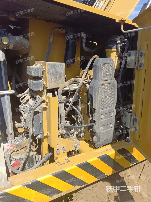 回转马达和主控阀（整机外观）