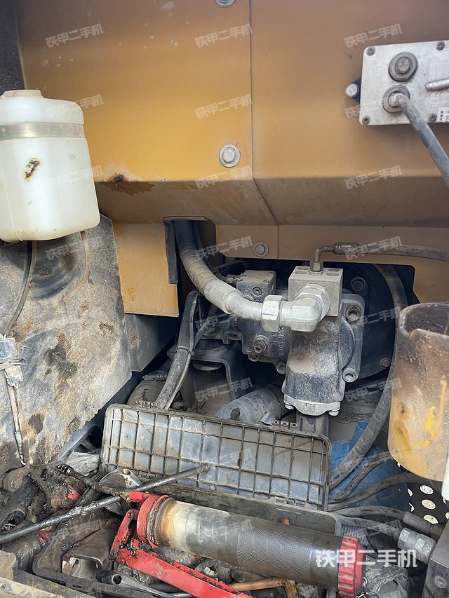 液压泵舱室正面整体（整机外观）