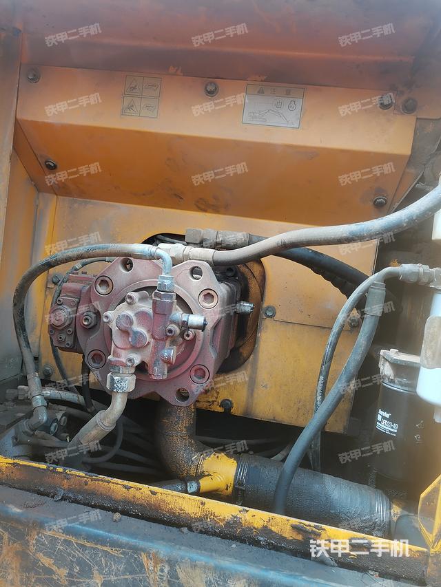 液压泵舱室正面整体（整机外观）