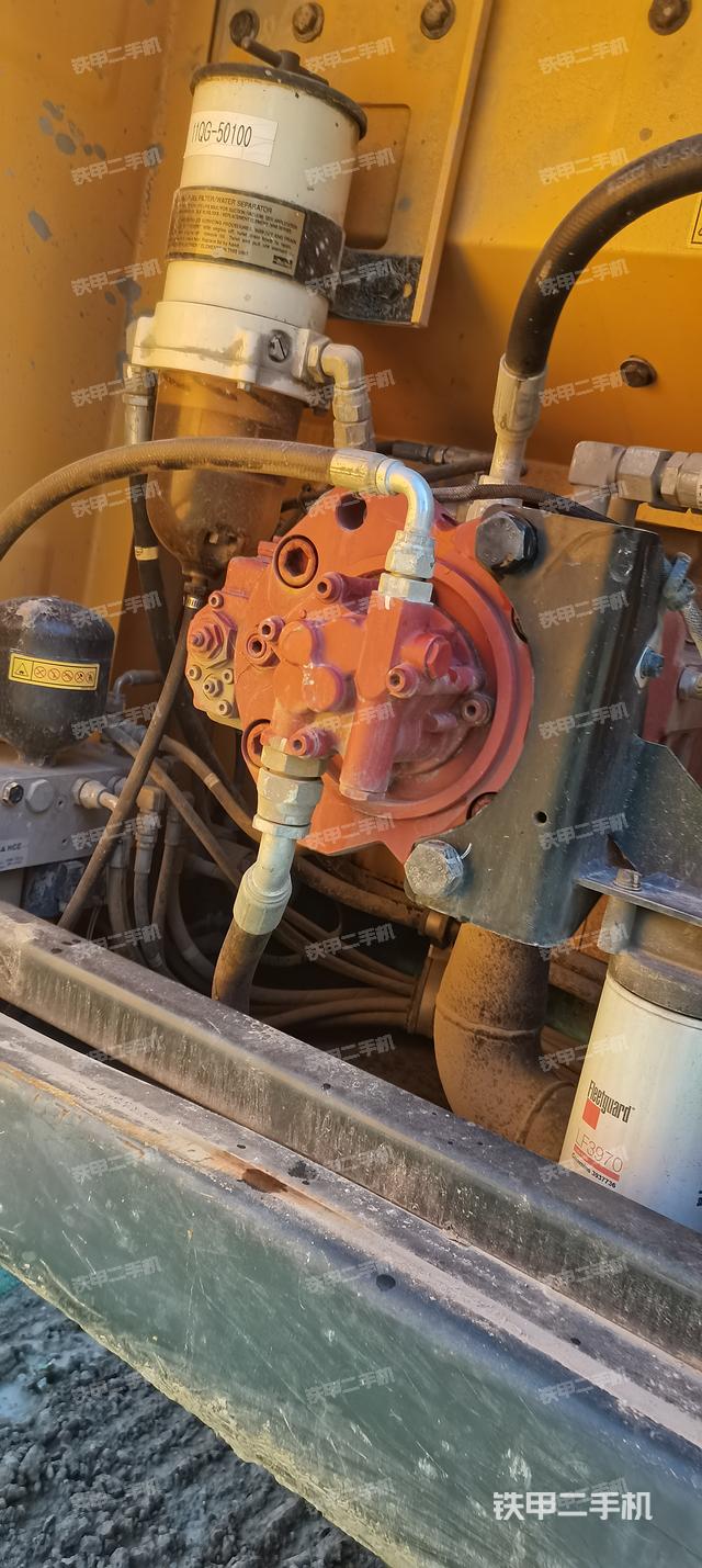 液压泵舱室正面整体（整机外观）