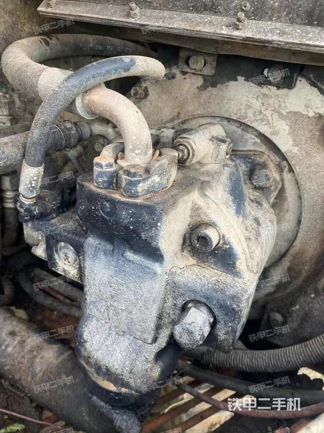 液压泵舱室正面整体（整机外观）