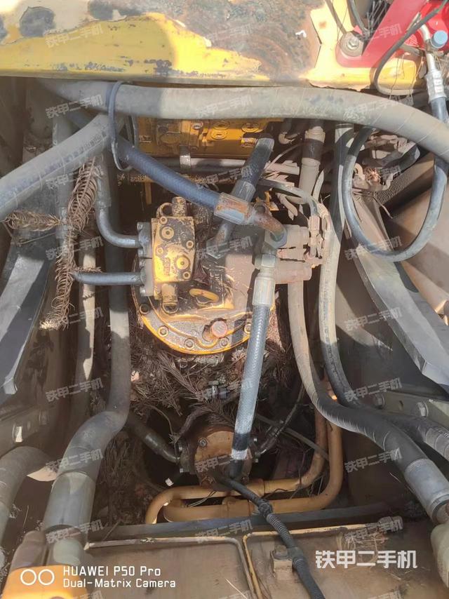 液压泵舱室正面整体（整机外观）