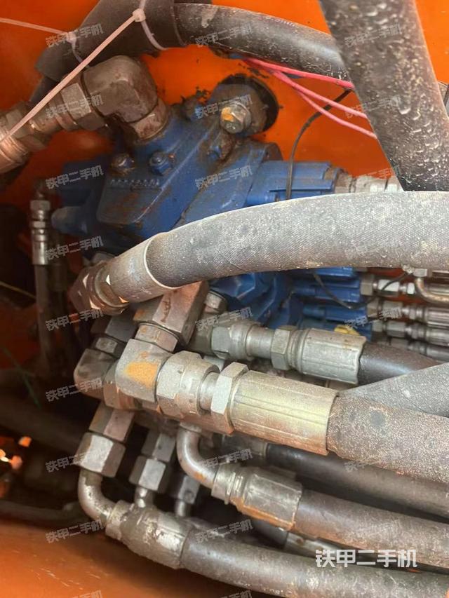 回转马达和主控阀（整机外观）