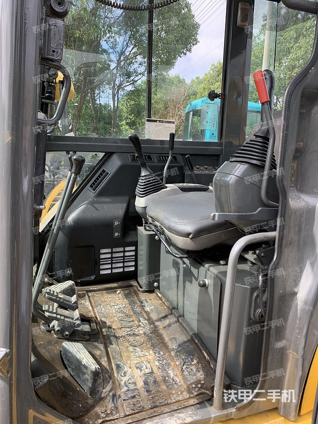 回转马达和主控阀（整机外观）