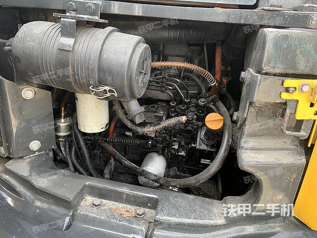 液压泵舱室正面整体（整机外观）