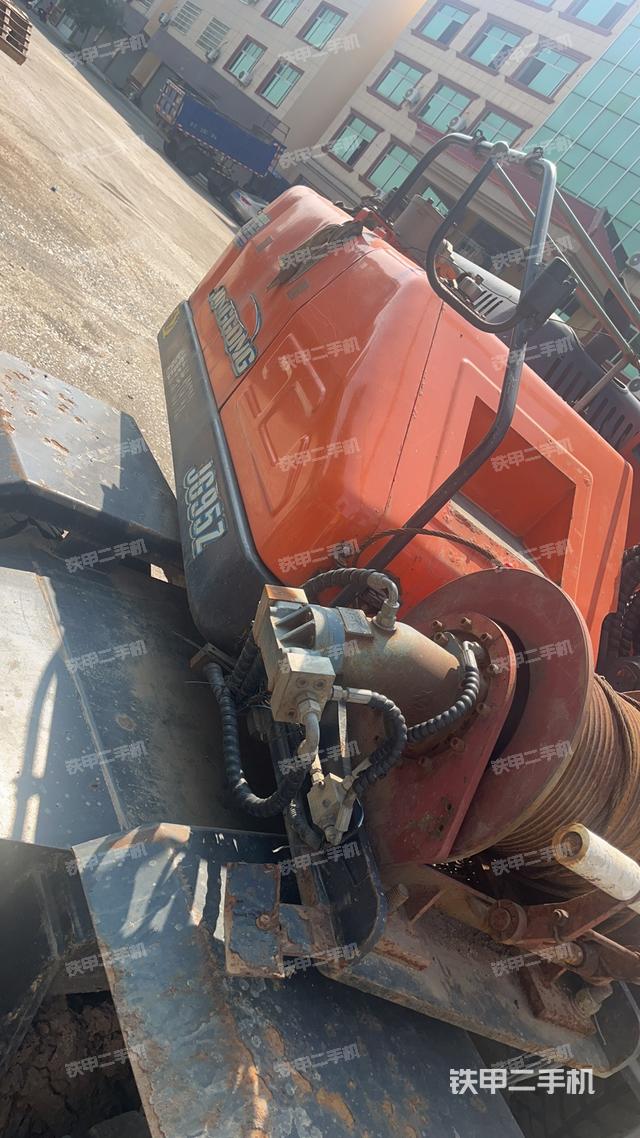 液压泵舱室正面整体（整机外观）