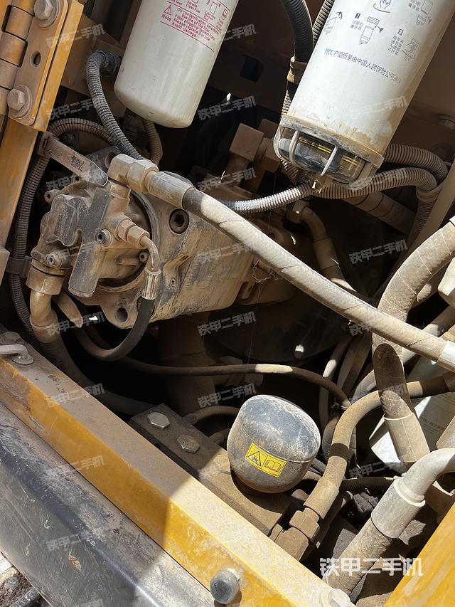 液压泵舱室正面整体（整机外观）