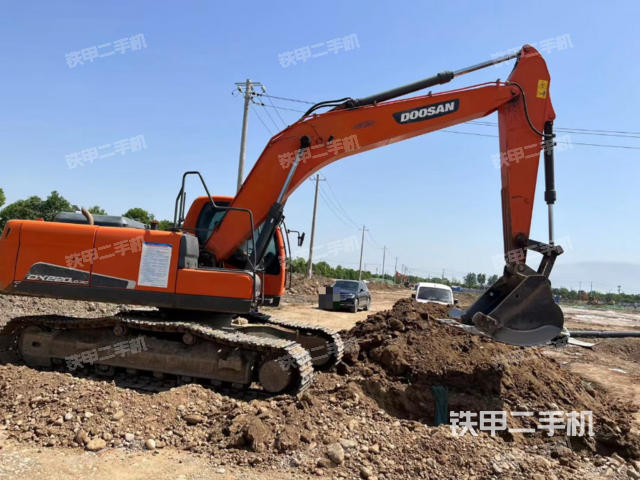 斗山DX220LC-9C挖掘机