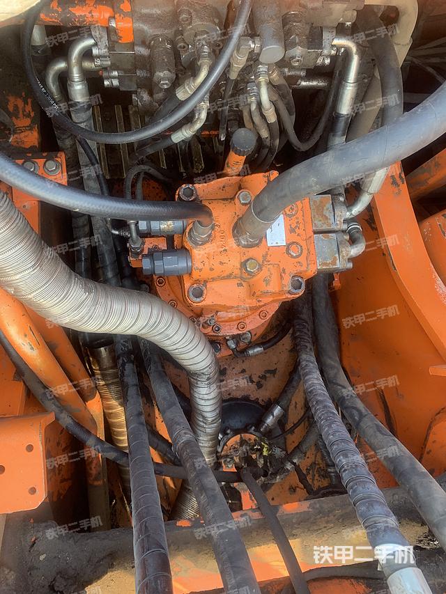 回转马达和主控阀（整机外观）