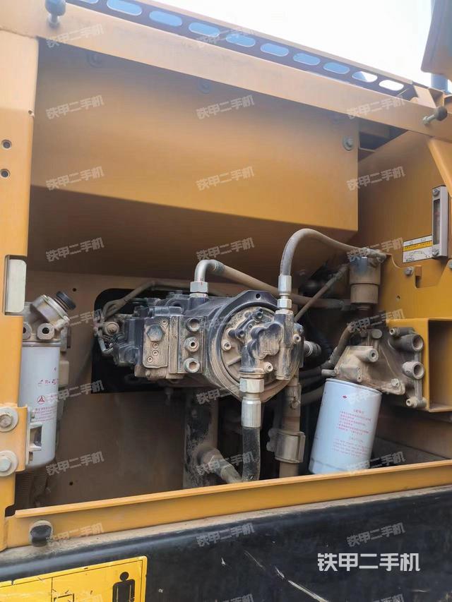 液压泵舱室正面整体（整机外观）