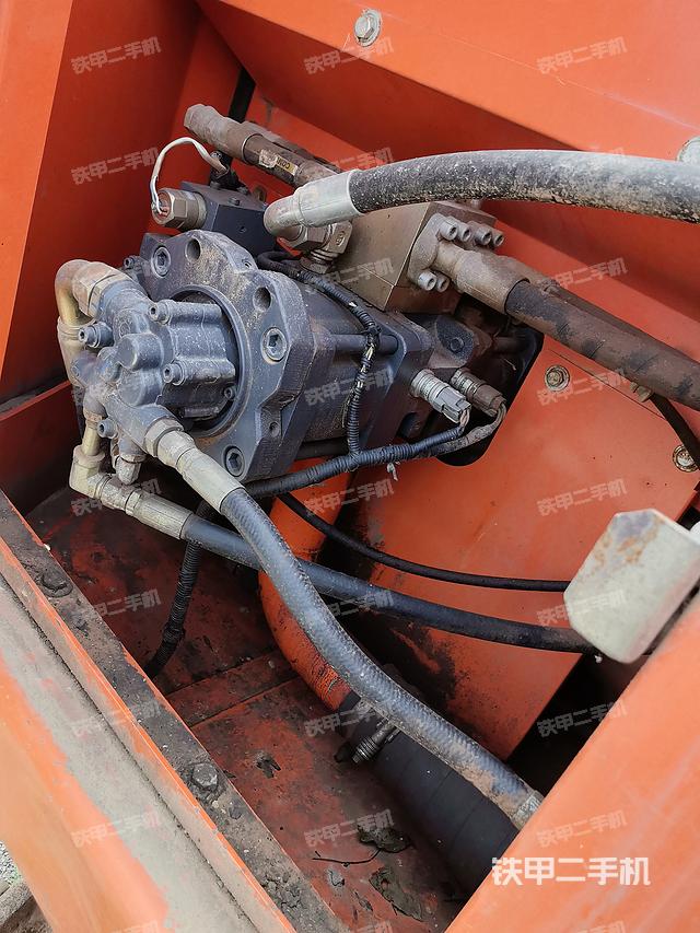 液压泵舱室正面整体（整机外观）