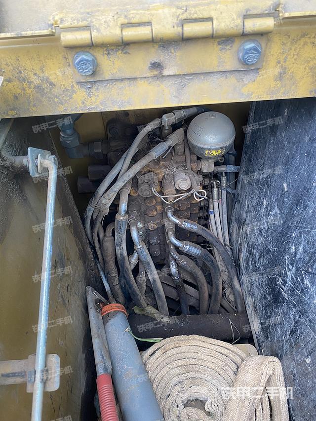 回转马达和主控阀（整机外观）