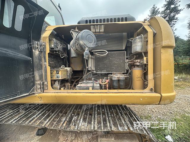 液压泵舱室正面整体（整机外观）