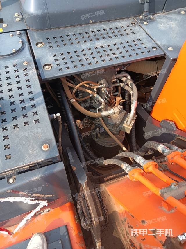 回轉(zhuǎn)馬達(dá)和主控閥（整機(jī)外觀）