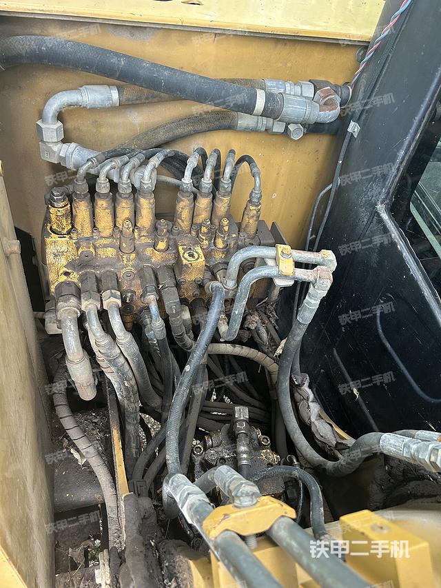 液压泵舱室正面整体（整机外观）