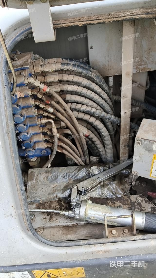 回转马达和主控阀（整机外观）