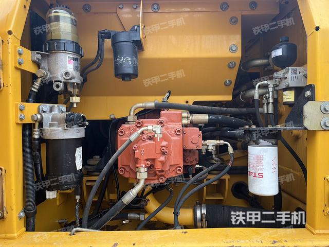 液压泵舱室正面整体（整机外观）