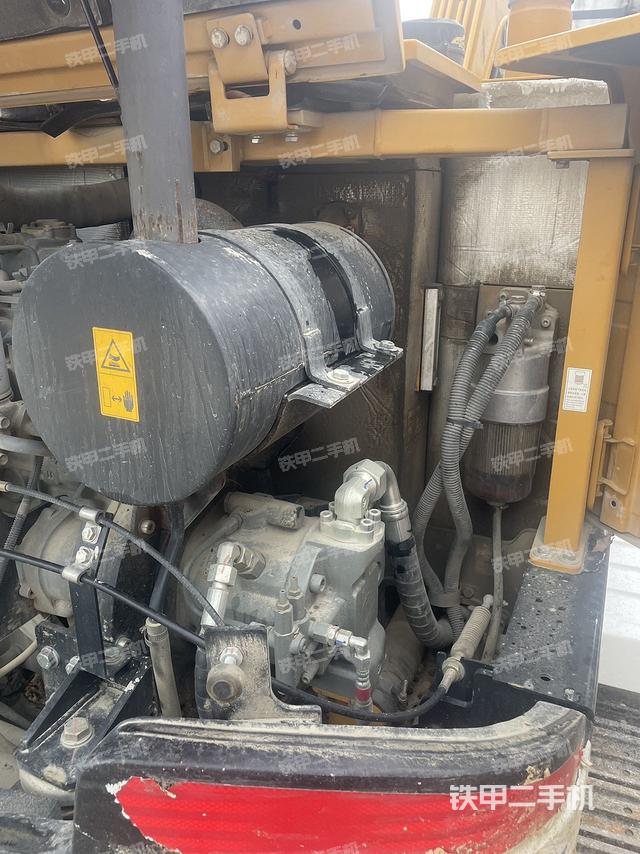 液压泵舱室正面整体（整机外观）