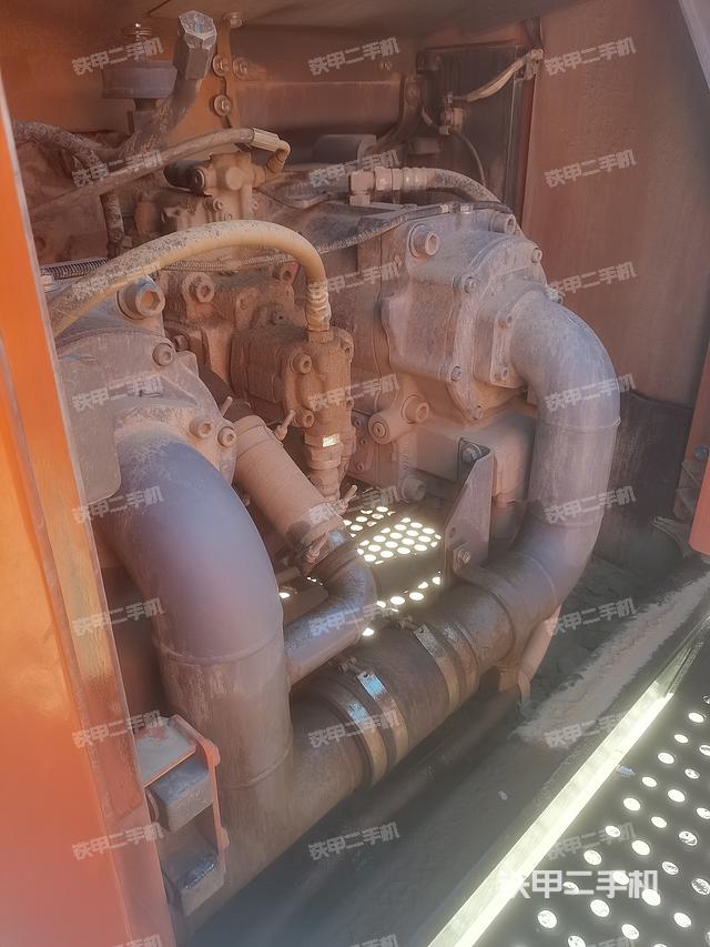 液壓泵艙室正面整體(整機(jī)外觀) 液壓泵艙室正面整體(整機(jī)外觀)