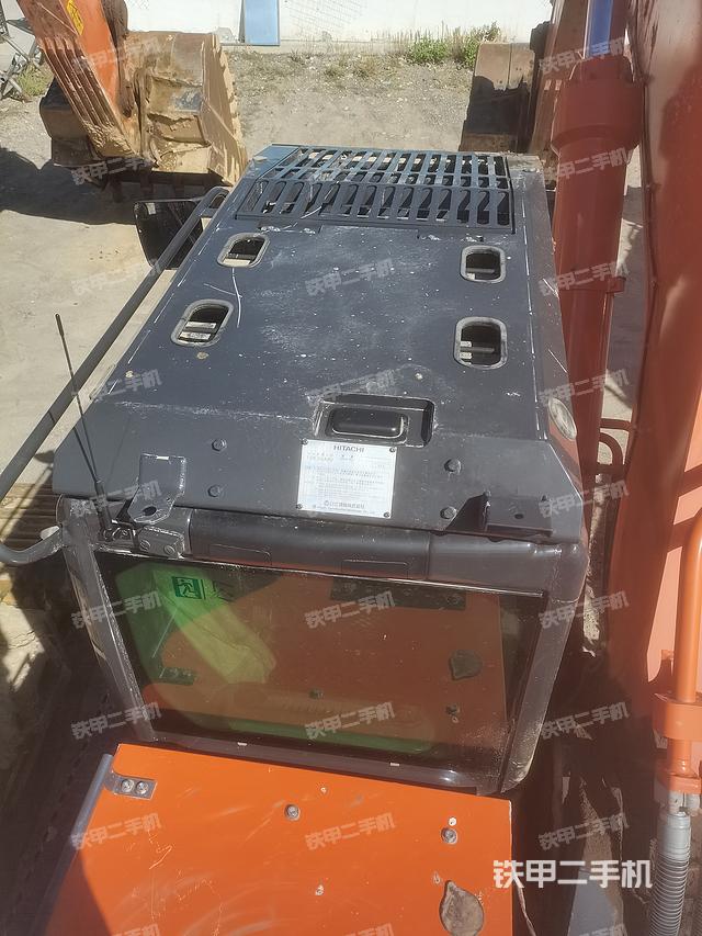 駕駛室頂部(整機(jī)外觀) 駕駛室頂部(整機(jī)外觀)