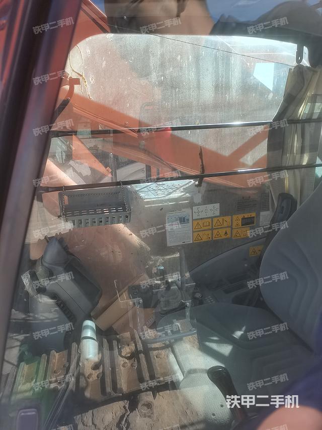 駕駛室整體(整機(jī)外觀) 駕駛室整體(整機(jī)外觀)