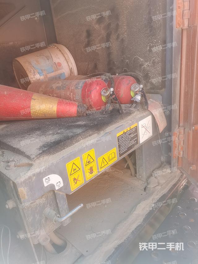 回轉(zhuǎn)馬達(dá)和主控閥(整機(jī)外觀) 回轉(zhuǎn)馬達(dá)和主控閥(整機(jī)外觀)