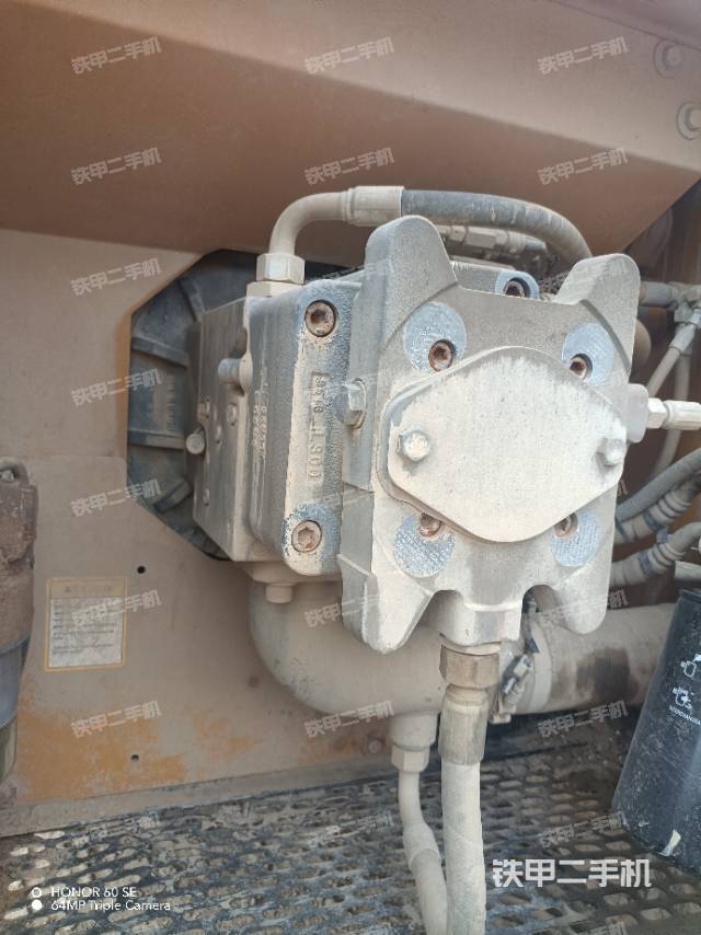 液压泵舱室正面整体（整机外观）