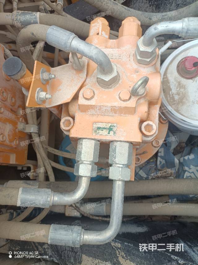 回转马达和主控阀（整机外观）