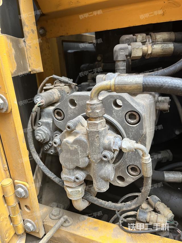 液压泵舱室正面整体（整机外观）